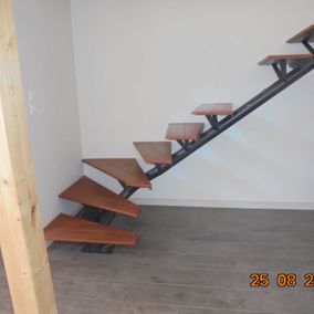 escalier avec une marche manquante